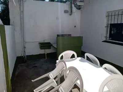 Casa en alquiler en Villa Gesell. 3 ambientes, 1 baño y capacidad de 1 a 6 personas. 