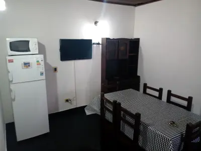 Casa en alquiler en Villa Gesell. 3 ambientes, 1 baño y capacidad de 1 a 6 personas. 