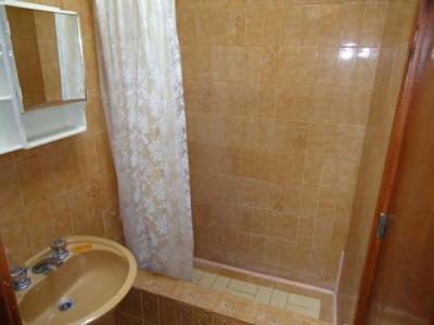 Departamento en alquiler en Villa Gesell. 3 ambientes, 1 baño y capacidad de 1 a 5 personas. 
