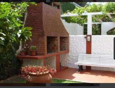 Complejo de Dptos en alquiler en Villa Gesell. 2 ambientes, 1 baño y capacidad de 1 a 4 personas. 