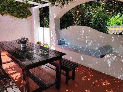 Complejo de Dptos en alquiler en Villa Gesell. 2 ambientes, 1 baño y capacidad de 1 a 4 personas. 