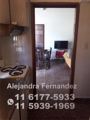 Casa en alquiler en Villa Gesell. 2 ambientes, 1 baño y capacidad de 2 a 4 personas. 
