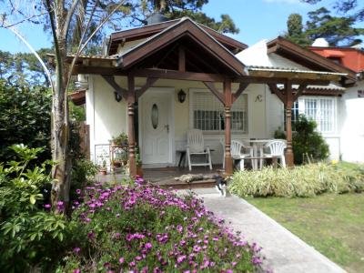 Casa en alquiler en Villa Gesell. 3 ambientes, 2 ba&ntilde;os y capacidad de 1 a 6 personas. Cerca del Centro