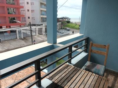Departamento en alquiler en Villa Gesell. 4 ambientes, 1 baño y capacidad de 2 a 10 personas. 