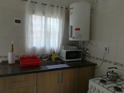 Departamento en alquiler en Villa Gesell. 4 ambientes, 1 baño y capacidad de 2 a 10 personas. 