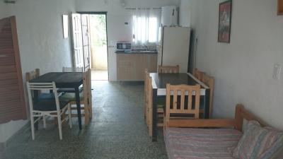 Departamento en alquiler en Villa Gesell. 4 ambientes, 1 baño y capacidad de 2 a 10 personas. 