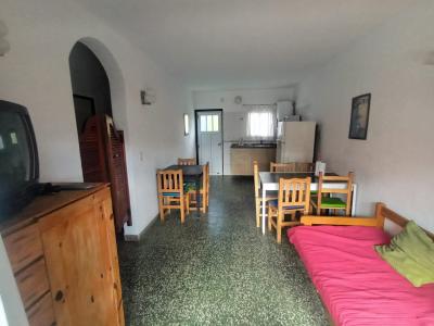 Departamento en alquiler en Villa Gesell. 4 ambientes, 1 baño y capacidad de 2 a 10 personas. 