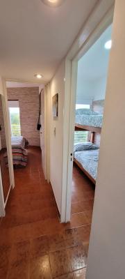 Departamento en alquiler en Villa Gesell. 3 ambientes, 2 baños y capacidad de 2 a 6 personas. 