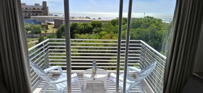 Departamento en alquiler en Villa Gesell. 3 ambientes, 2 baños y capacidad de 2 a 6 personas. 