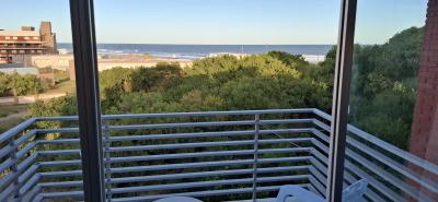 Departamento en alquiler en Villa Gesell. 3 ambientes, 2 baños y capacidad de 2 a 6 personas. 