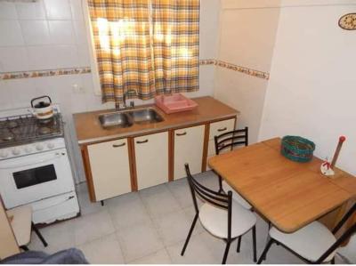 Departamento en alquiler en Villa Gesell. 2 ambientes, 1 baño y capacidad de 1 a 4 personas. 