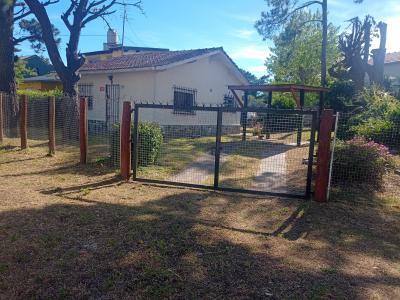 Casa en alquiler en Villa Gesell. 3 ambientes, 1 baño y capacidad de 2 a 5 personas. 