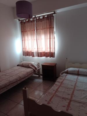 Departamento en alquiler en Villa Gesell. 3 ambientes, 2 baños y capacidad de 2 a 5 personas. 