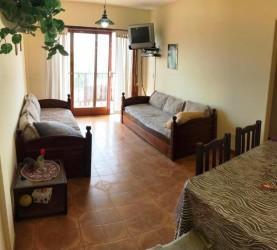 Departamento en alquiler en Villa Gesell. 2 ambientes, 1 baño y capacidad de 1 a 6 personas. 