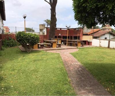 Departamento en alquiler en Villa Gesell. 2 ambientes, 1 baño y capacidad de 1 a 6 personas. 