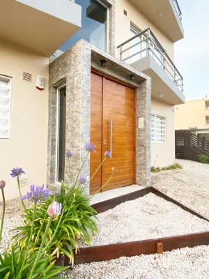 Complejo de Dptos en alquiler en Villa Gesell. 2 ambientes, 1 baño y capacidad de 1 a 4 personas. 