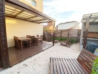 Complejo de Dptos en alquiler en Villa Gesell. 2 ambientes, 1 baño y capacidad de 1 a 4 personas. 