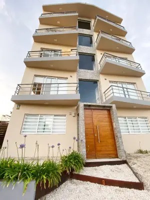 Complejo de Dptos en alquiler en Villa Gesell. 2 ambientes, 1 baño y capacidad de 1 a 4 personas. 