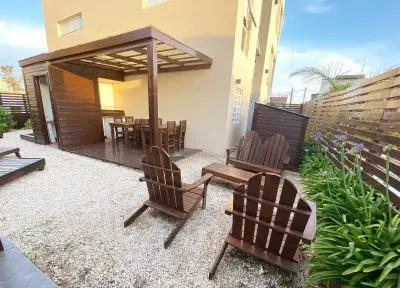 Complejo de Dptos en alquiler en Villa Gesell. 2 ambientes, 1 baño y capacidad de 1 a 4 personas. 