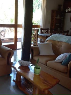 Casa en alquiler en Villa Gesell. 3 ambientes, 2 baños y capacidad de 1 a 5 personas. 