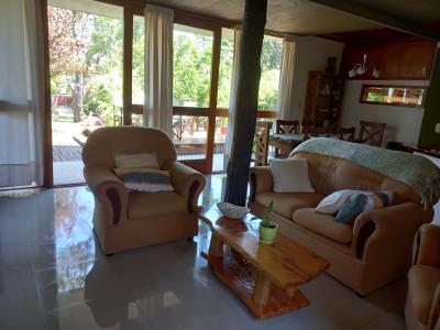 Casa en alquiler en Villa Gesell. 3 ambientes, 2 baños y capacidad de 1 a 5 personas. 