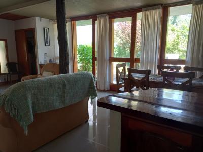 Casa en alquiler en Villa Gesell. 3 ambientes, 2 baños y capacidad de 1 a 5 personas. 